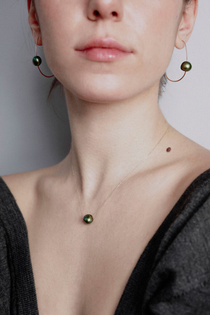 Lulu, <em>Gold-Green pearl</em>